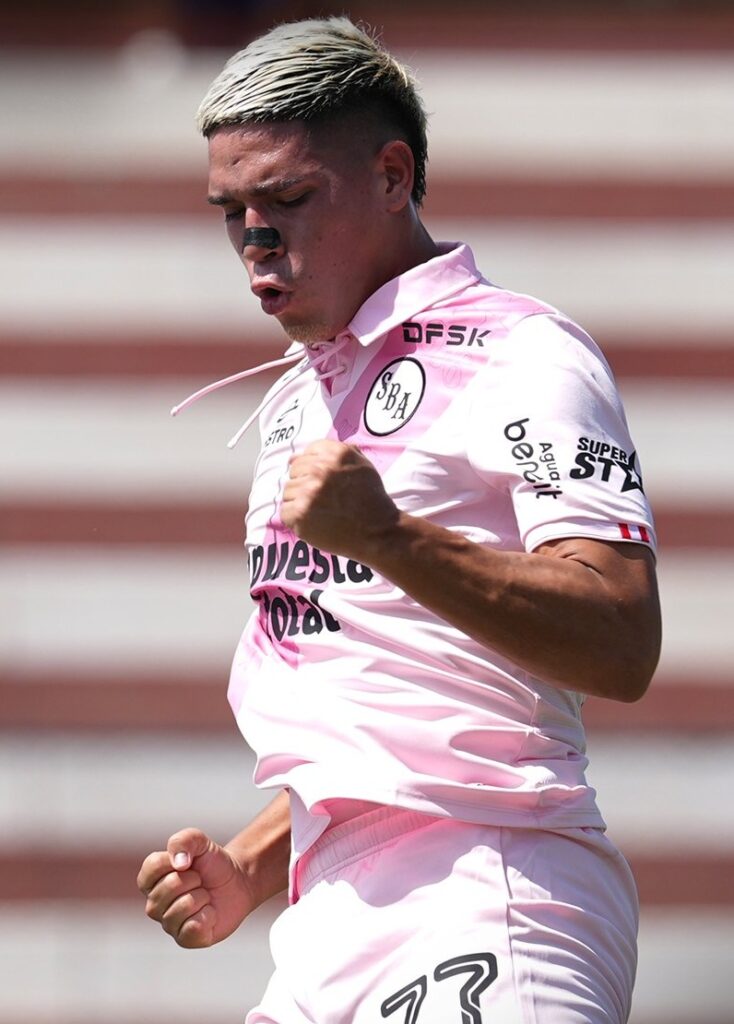 Yuriel Celi festeja el segundo tanto de Boys que selló la victoria. Fuente: Movistar